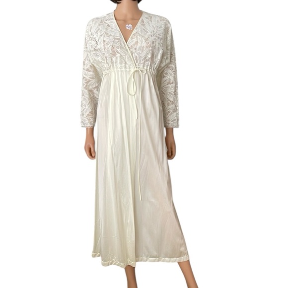 NWT Vintage Vanity Fair Elegant Cream Robe with Floral Brushed Lace - Picture 1 of 12